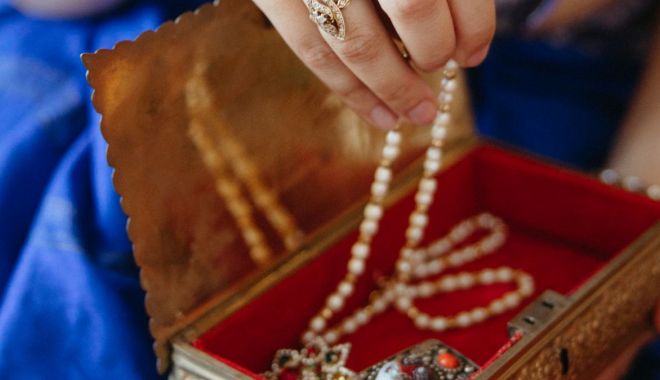 Menajeră acuzată că a furat bijuterii de peste 300.000 de euro şi a dispărut - furt-1670340271.jpg