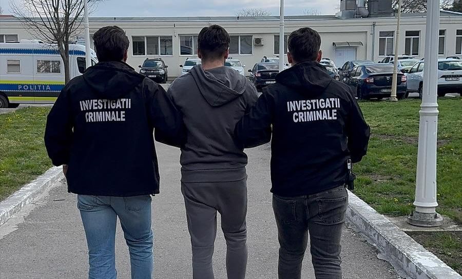 A furat un seif dintr-un local și și-a exploatat concubina. Tânăr de 23 de ani din Constanța, arestat