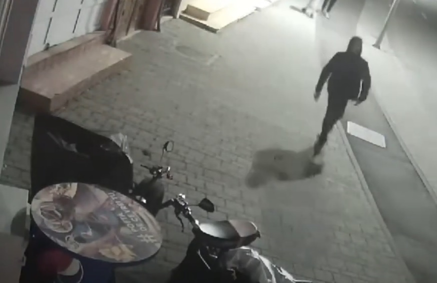 Au furat un motor chiar din faţa unei case din Constanţa, deşi iniţial au ezitat! Momentul, suprins de camerele video