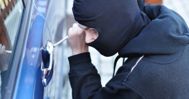 Mașină distrusă de un copil de 13 ani - furt1366711522-1372763992.jpg