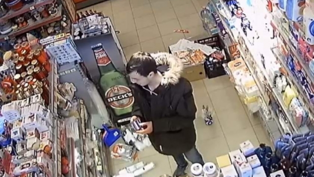 Furt din magazin, filmat de camerele de supraveghere. Cine îl cunoaște de individ, să anunțe Poliția - furt88419000-1551690574.jpg