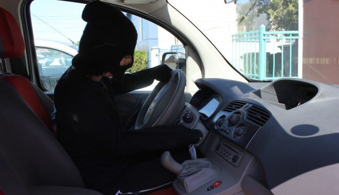 Mașină parcată pe strada Traian, spartă de un puștan de 14 ani - furtauto17-1373450985.jpg