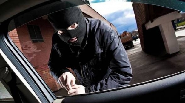 Adolescent prins după ce a spart o mașină - furtautobusiness24ro98254400-1402918462.jpg