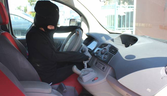 Mașini sparte de puștani, pe strada Baba Novac - furtautomasina33-1414518353.jpg