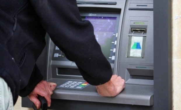 Doi copii români, de 18 și 11 ani, hoți de carduri în SUA - furtbancomat-1531902560.jpg
