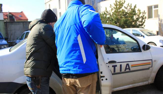 Din boxele blocului, direct în arestul polițiștilor constănțeni - furtblocuri-1455555371.jpg