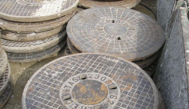 S-au ales cu dosar penal pentru că au furat un capac de canalizare - furtcapacecanalizare2-1364895523.jpg