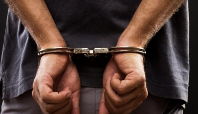 Reținuți de polițiștii constănțeni, după ce au furat din mașini - furtct-1506505292.jpg
