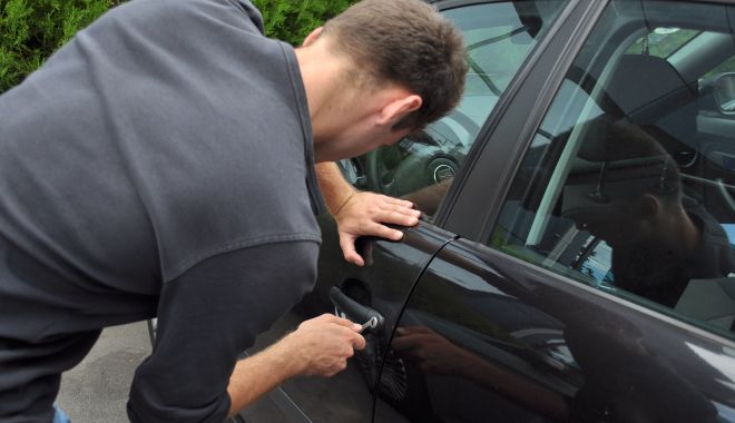 Grupare de hoți din mașini, băgată după gratii - furtdinauto-1598029884.jpg