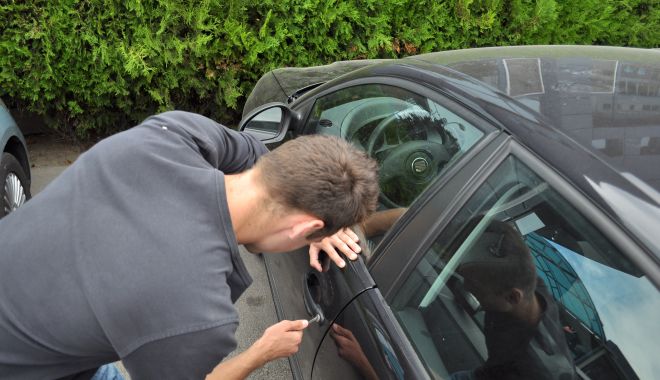 Hoț prins la scurt timp după ce a spart o mașină - furtdinauto-1600450470.jpg