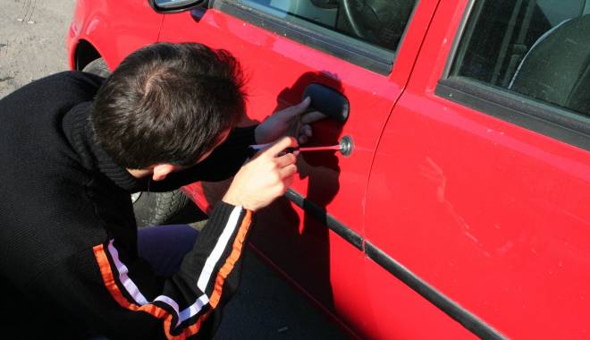 Prins cu acumulatorul auto furat, pe stradă - furtmasinagf7-1425311998.jpg