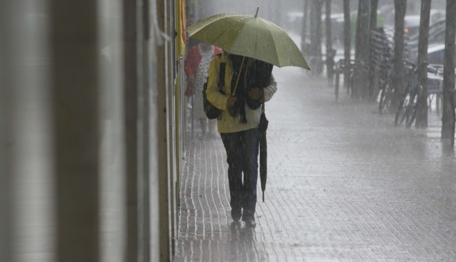 AVERTIZARE METEO: Ploi torențiale, grindină, descărcări electrice în toată țara - furtuna-1369207994.jpg
