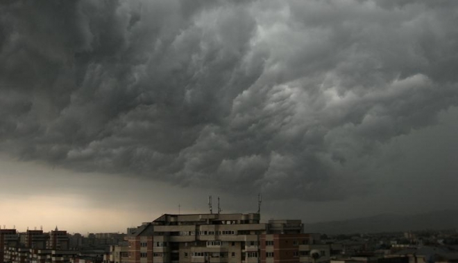 AVERTIZARE DE LA METEOROLOGI, PENTRU CONSTANȚA. DOUĂ ZILE DE FURTUNI PUTERNICE ȘI CANICULĂ - furtuna-1466498403.jpg
