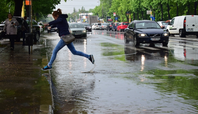AVERTIZARE METEO / WEEK-END CU PLOI LA CONSTANȚA - furtuna-1500028866.jpg