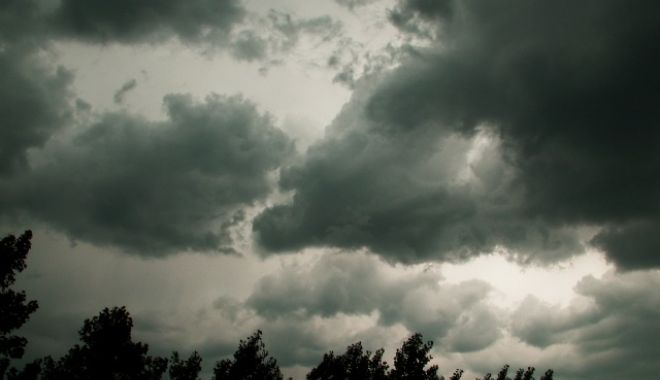 SE STRICĂ VREMEA LA CONSTANȚA! METEOROLOGII AU EMIS INFORMARE DE PLOI ȘI VIJELII - furtuna-1528019363.jpg