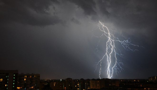 Alerta ANM: Ploi și furtuni puternice în întreaga țară, până marți - furtuna-1592202333.jpg