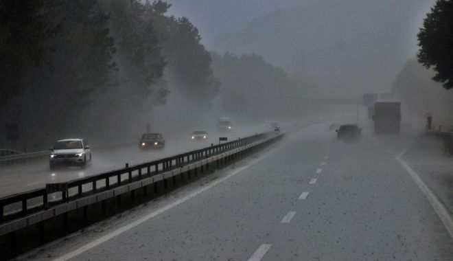 FURTUNĂ în judeţul Constanţa. Ploi, descărcări electrice şi grindină, în mai multe localităţi - furtuna-1638175721.jpg