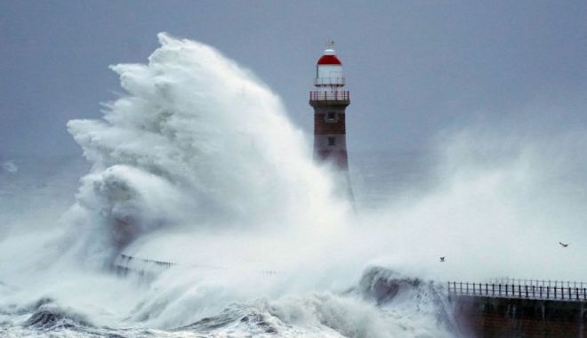 Blackout în Marea Britanie: mii de locuințe, fără curent electric de peste o săptămână, după furtuna Arwen - furtuna-1638716732.jpg