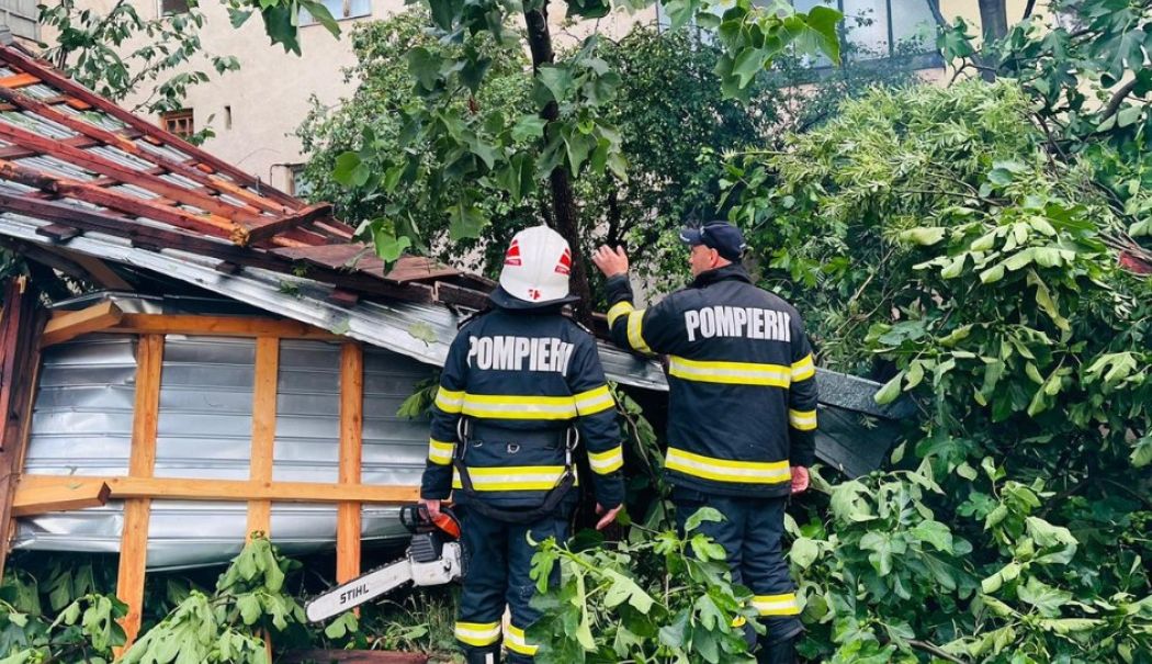 FOTO. Furtunile au făcut ravagii, în România! Peste 100 de localităţi, afectate de ploi şi grindină