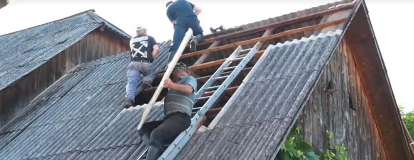 Vremea a scăpat de sub control. Acoperișuri smulse și grindină cât oul de porumbel - furtuna-1783577282.webp