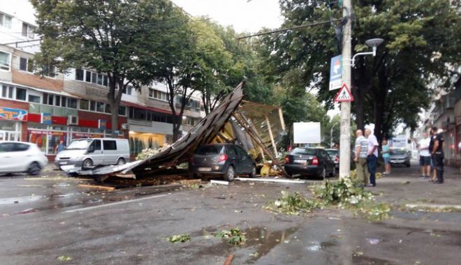 Cod galben de vânt, la Constanța. ATENȚIE unde vă parcați mașinile! - furtuna1-1556651035.jpg