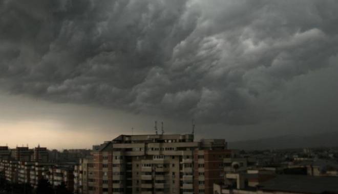 Cod galben de ploi torențiale și furtuni, prelungit pentru 32 de județe - furtuna2964919000337250057912600-1439880624.jpg