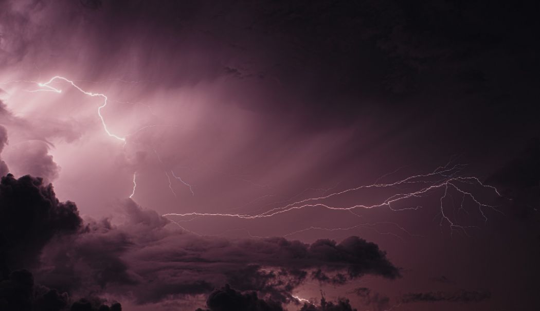 Meteorologii anunță două săptâmâni cu fenomene meteo extreme - furtuna4-1746184473.jpg