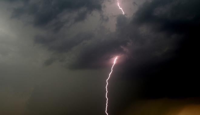 VIN PLOILE ȘI FURTUNILE LA CONSTANȚA. METEOROLOGII AU EMIS COD GALBEN DE VREME REA - furtunafulgere-1463999079.jpg