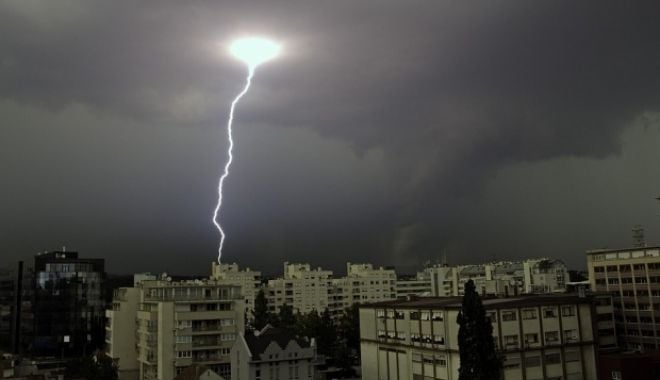 ANM AVERTIZEAZĂ: COD GALBEN DE FURTUNĂ! - furtunainbucurestianuntulfacutde-1524584583.jpg
