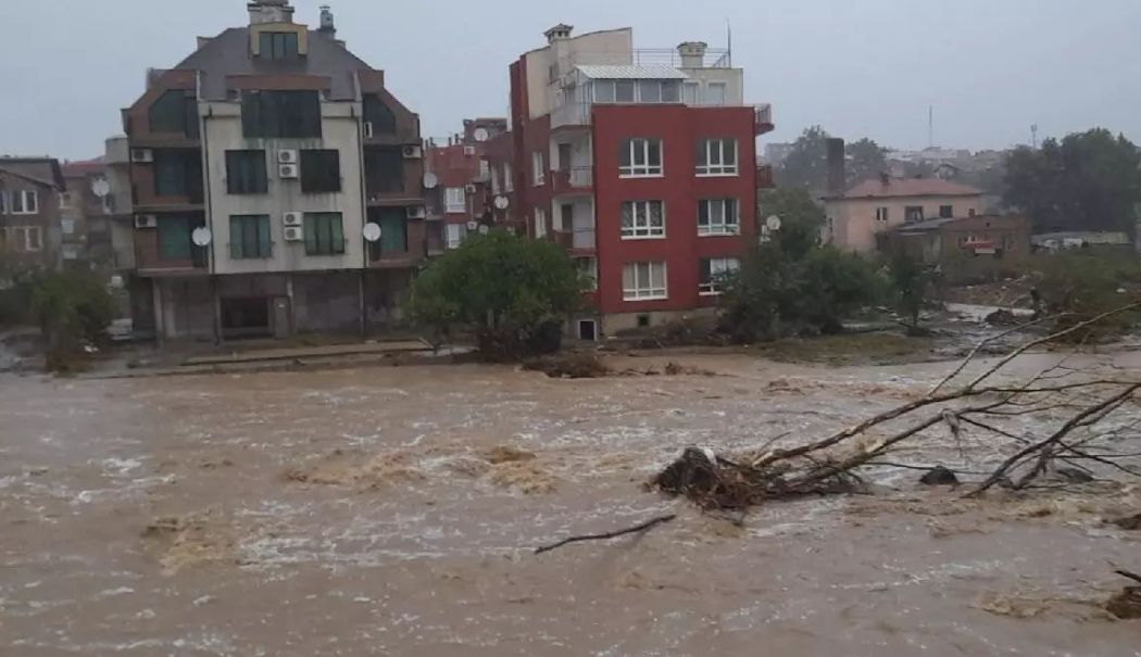 Mai multe stațiuni de la Marea Neagră au fost distruse de viituri. Ploile torențiale au făcut prăpăd în Bulgaria - furtunainundatiitarevobulgaria3o-1759561496.jpg