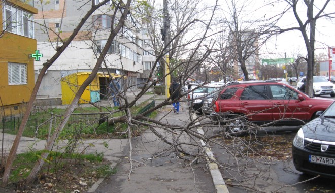 CONSTANȚA, SUB COD GALBEN. CE SPUN METEOROLOGII - furtunaitc11354520096-1460700904.jpg