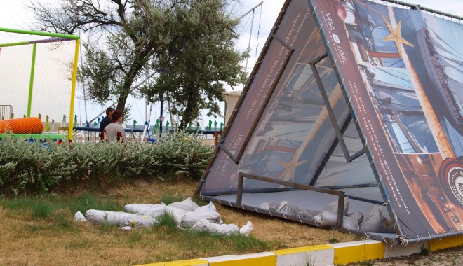Terase distruse și copaci rupți, în stațiunea Mamaia, în urma furtunii de azi-noapte - furtunamamaia12-1345623644.jpg
