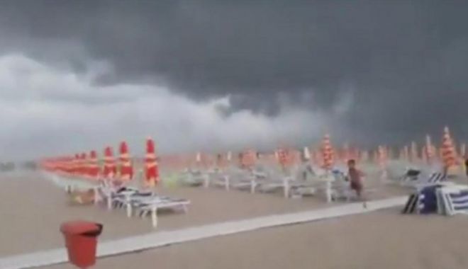 Furtună puternică în Italia! Panică în rândul turiștilor - furtunaplajaitalia91844400-1562762553.jpg