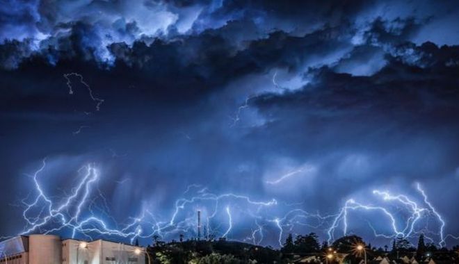 Alertă METEO: COD PORTOCALIU de vreme severă în România. Când începe URGIA - furtunaputernicafacaeni2017-1525509478.jpg