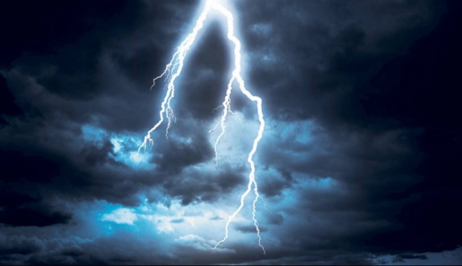Suntem sub avertizare METEO! Weekend cu ploi torențiale, descărcări electrice și grindină - furtunasicanicula52163300-1504332151.jpg