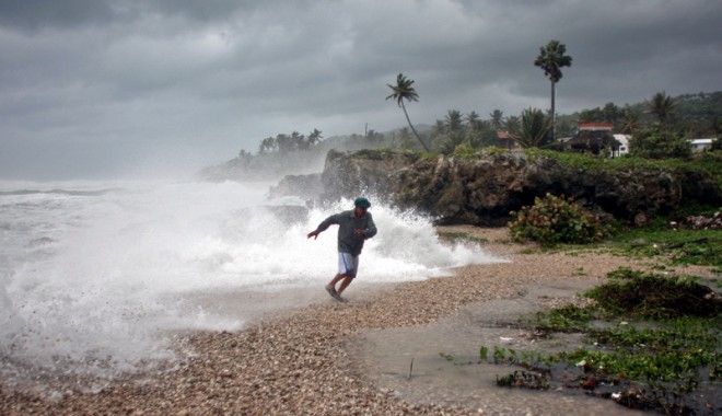 Furtuna tropicală Isaac devastează Haiti și Florida - furtunatropicala-1345992237.jpg
