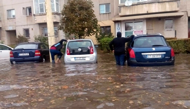 Vijelii și inundații la Constanța. A plouat într-o zi cât pentru o lună - furtuniconstanta2-1474301683.jpg