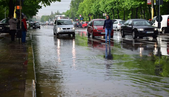 Furtuni cu fulgere și ploi, astăzi, la Constanța - furtunisiploi-1590425855.jpg