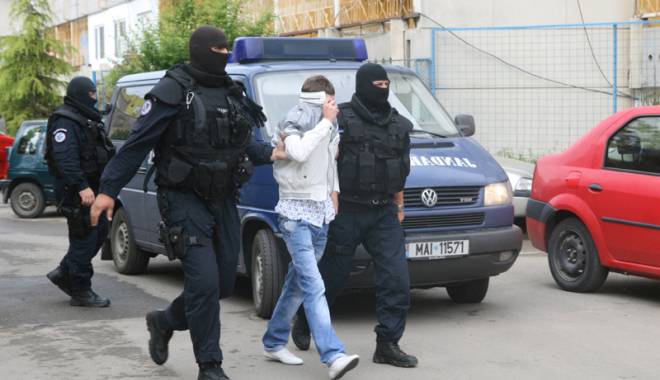 Hoți căzuți în plasa polițiștilor - furturi-1449416091.jpg