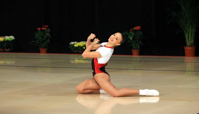 Gabi Szabo, prezentă la spectacolul de gimnastică aerobică de la Casa de Cultură - gabigimnastica-1433521443.jpg