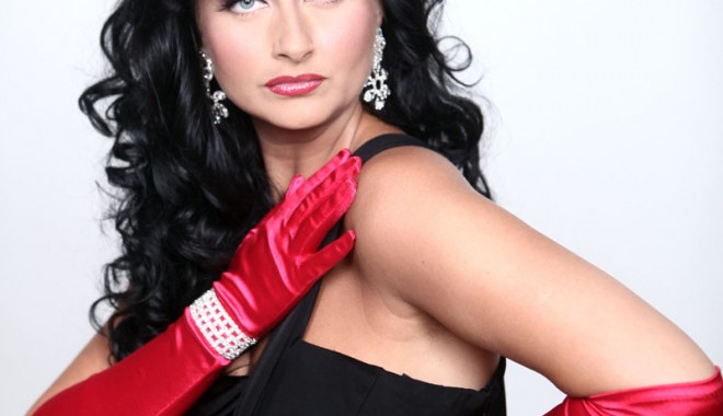 Gabriela Cristea își încrețește părul cu  șurubelnița - gabrielacristea-1383229562.jpg