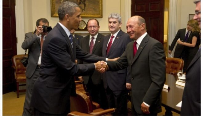 GALERIE FOTO / Gabriel Oprea ar fi trucat o poză ca să pară că a dat mâna cu Barack Obama. A cui e mâna de fapt - gabrielopreaarfitrucatopozacasap-1530284229.jpg