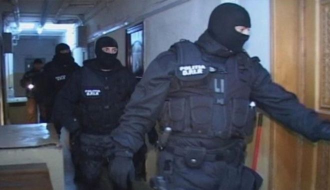 Gafă de proporții uriaşe. Polițiști cercetați după ce au descins la adresa greşită - gafa-1642609100.jpg
