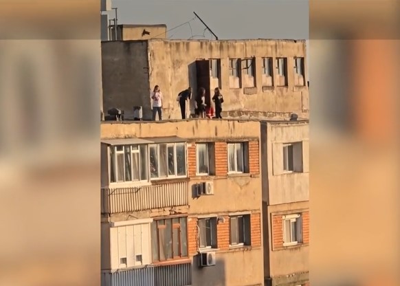 Pericol extrem! Minorii care au transformat acoperișurile unor blocuri turn în „loc de joacă”
