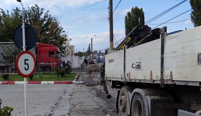 GALERIE FOTO. Accident grav la Constanţa. Un tir a dărâmat un stâlp, pe bulevardul Aurel Vlaicu - galerietir2-1633003384.jpg