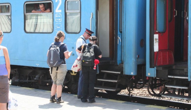 Polițiștii iau la puricat trenurile care vin spre litoral - garatrenturistigf12-1312315423.jpg