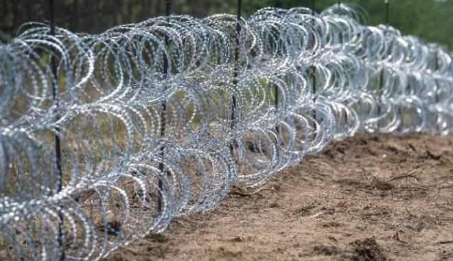 Ungaria a terminat gardul de sârmă ghimpată de la frontiera cu Croația - gard-1442662817.jpg