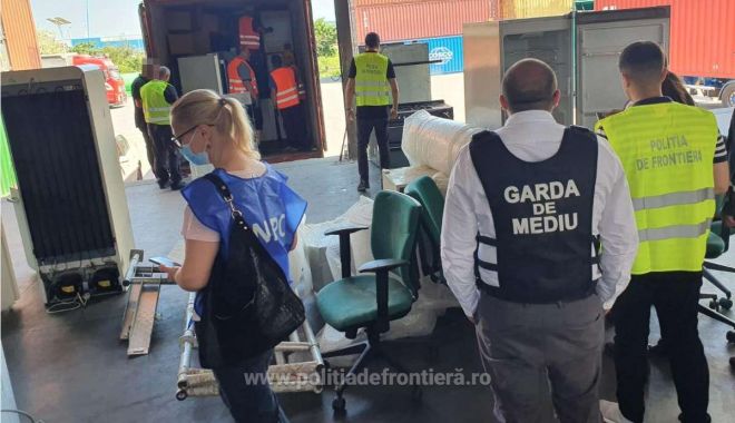 Tone de frigidere vechi, descoperite într-un container, în Portul Constanţa Sud - garda-1623333011.jpg
