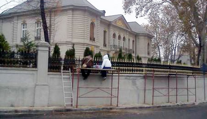 Gigi și-a aurit gardul de la palat - gardgigi-1323608301.jpg