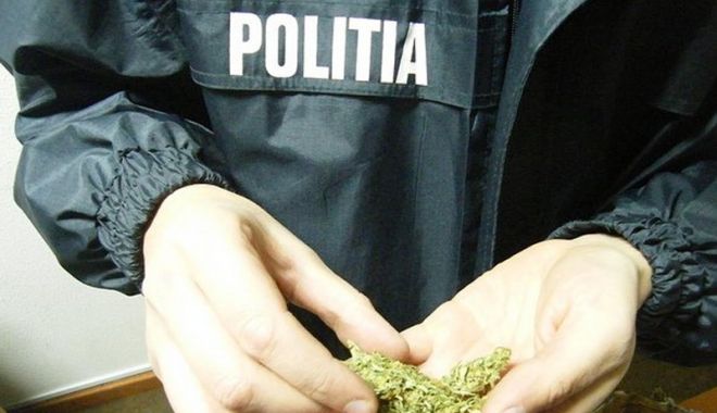 Gardian, furnizor de droguri și telefoane pentru deținuți - gardianpenitenciar-1578513168.jpg